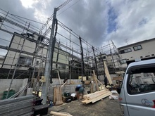 【神奈川県/横浜市港南区大久保】横浜市港南区大久保3丁目　新築戸建8号棟(全14棟) 建築中の外観：全14棟(物件は中央)