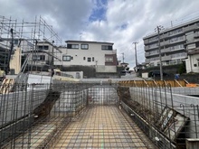【神奈川県/横浜市港南区大久保】横浜市港南区大久保3丁目　新築戸建11号棟(全14棟) 建築中の外観：全14棟(物件は中央)