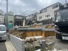 【神奈川県/横浜市港南区大久保】横浜市港南区大久保3丁目　新築戸建12号棟(全14棟) 建築中の外観：全14棟(物件は写真の中央)