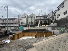 【神奈川県/横浜市港南区大久保】横浜市港南区大久保3丁目　新築戸建13号棟(全14棟) 建築中の外観：全14棟(物件は中央)