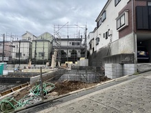 【神奈川県/横浜市港南区大久保】横浜市港南区大久保3丁目　新築戸建14号棟(全14棟) 建築中の外観：全14棟(物件は中央)
