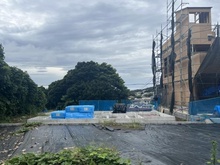 【神奈川県/三浦郡葉山町一色】三浦郡葉山町一色　新築戸建2号棟(全2棟) 建築中の外観：左側(全2区画)