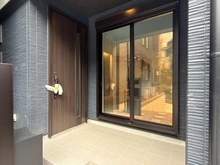 【神奈川県/横浜市栄区笠間】横浜市栄区笠間4丁目　新築戸建　2号棟(全6棟) アプローチ：2号棟(全6棟)