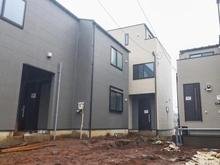 【神奈川県/川崎市宮前区馬絹】川崎市宮前区馬絹4丁目　新築戸建　2号棟 建築中の外観：2号棟：写真左奥（全4棟）