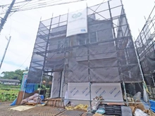 【神奈川県/横浜市都筑区川和町】川和町新築戸建　1号棟 建築中の外観：全2棟：写真中央