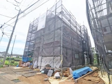 【神奈川県/横浜市都筑区川和町】川和町新築戸建　1号棟 建築中の外観：全2棟：写真左側