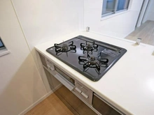 【神奈川県/川崎市宮前区神木本町】宮前区神木本町3丁目　中古戸建 キッチン：三口ガスコンロ