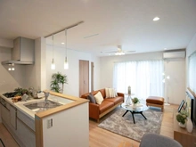 【神奈川県/横浜市青葉区美しが丘西】青葉区美しが丘西2丁目　中古戸建て リビング・ダイニング：※家具・調度品等は販売価格に含まれておりません。