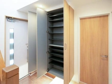 【神奈川県/横浜市青葉区美しが丘西】青葉区美しが丘西2丁目　中古戸建て 玄関：下足入れ