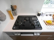 【神奈川県/横浜市緑区三保町】横浜市緑区三保町　中古戸建て キッチン：三口ガスコンロ