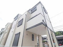 【神奈川県/川崎市宮前区南野川】宮前区南野川2丁目　新築戸建て1号棟（全5棟） 外観：1号棟：写真中央（全5棟）