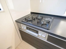 【神奈川県/川崎市麻生区虹ケ丘】麻生区虹ヶ丘1丁目　新築戸建　1号棟（全2棟） キッチン：三口コンロ