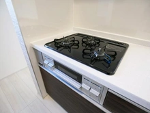 【神奈川県/川崎市麻生区虹ケ丘】麻生区虹ヶ丘1丁目　新築戸建　2号棟（全2棟） キッチン：三口ガスコンロ