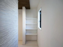 【神奈川県/川崎市麻生区虹ケ丘】麻生区虹ヶ丘1丁目　新築戸建　2号棟（全2棟） キッチン：収納