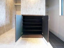 【神奈川県/川崎市麻生区虹ケ丘】麻生区虹ヶ丘1丁目　新築戸建　2号棟（全2棟） 玄関：下足入れ