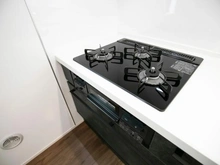 【神奈川県/川崎市宮前区犬蔵】宮前区犬蔵1丁目　新築戸建て1号棟（全2棟） キッチン：3口ガスコンロ