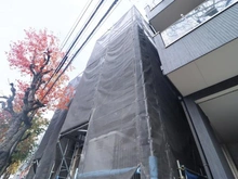 【神奈川県/川崎市宮前区犬蔵】宮前区犬蔵1丁目　新築戸建て2号棟（全2棟） 建築中の外観：写真中央　全2棟：2号棟