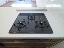 【神奈川県/川崎市高津区北野川】高津区北野川　新築戸建て1号棟（全2棟） キッチン：三口ガスコンロ