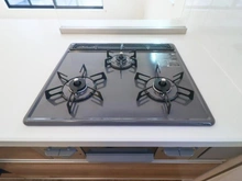 【神奈川県/川崎市高津区北野川】高津区北野川　新築戸建て2号棟（全2棟） キッチン：3口ガスコンロ