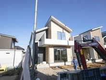 【神奈川県/横浜市都筑区東山田】都筑区東山田1丁目　新築戸建て1号棟（全3棟） 建築中の外観：1号棟（全3棟）：写真中央