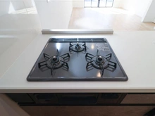 【神奈川県/横浜市都筑区東山田】都筑区東山田1丁目　新築戸建て1号棟（全3棟） キッチン：三口コンロ