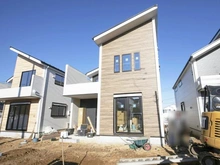 【神奈川県/横浜市都筑区東山田】都筑区東山田1丁目　新築戸建て2号棟（全3棟） 建築中の外観：2号棟（全3棟）：写真中央