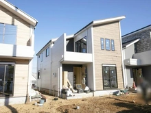 【神奈川県/横浜市都筑区東山田】都筑区東山田1丁目　新築戸建て2号棟（全3棟） 建築中の外観：2号棟（全3棟）：写真中央