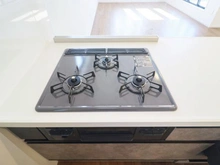 【神奈川県/横浜市都筑区東山田】都筑区東山田1丁目　新築戸建て2号棟（全3棟） キッチン：三口コンロ