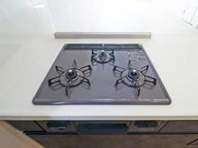 【神奈川県/横浜市都筑区東山田】都筑区東山田1丁目　新築戸建て3号棟（全3棟） キッチン：3口ガスコンロ