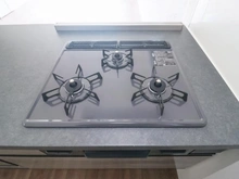 【神奈川県/横浜市青葉区荏子田】青葉区荏子田1丁目　新築戸建て4号棟（全4棟） キッチン：三口ガスコンロ