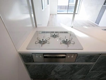 【神奈川県/横浜市青葉区美しが丘】青葉区美しが丘4丁目 新築戸建て2号棟（全2棟） キッチン：三口ガスコンロ