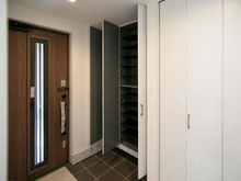 【神奈川県/横浜市青葉区美しが丘】青葉区美しが丘4丁目 新築戸建て2号棟（全2棟） 玄関：下足入