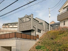 【神奈川県/横浜市青葉区美しが丘】青葉区美しが丘4丁目 新築戸建て2号棟（全2棟） 外観：2号棟：写真中央（全2棟）