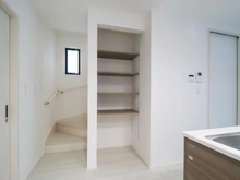 【神奈川県/川崎市宮前区けやき平】宮前区けやき平　新築戸建てB号棟（全4棟） 収納：キッチン横収納