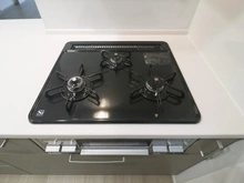 【神奈川県/川崎市宮前区けやき平】宮前区けやき平　新築戸建てC号棟（全4棟） キッチン：三口コンロ