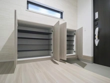 【神奈川県/川崎市宮前区けやき平】宮前区けやき平　新築戸建てC号棟（全4棟） 玄関：下足入