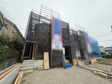 【神奈川県/横浜市青葉区美しが丘西】青葉区美しが丘西2丁目　新築戸建て1号棟（全10棟） 建築中の外観：1号棟（左側）全10棟