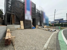 【神奈川県/横浜市青葉区美しが丘西】青葉区美しが丘西2丁目　新築戸建て1号棟（全10棟） 建築中の外観：1号棟（左側）全10棟