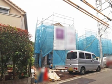 【神奈川県/川崎市宮前区西野川】宮前区西野川3丁目　新築戸建4号棟（全4棟） 建築中の外観：4号棟：写真中央（全4棟）