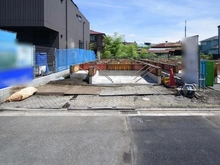【神奈川県/相模原市南区上鶴間】南区上鶴間8丁目　新築戸建て1号棟（全3棟） 建築中の外観：1号棟：写真中央（全3棟）