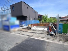【神奈川県/相模原市南区上鶴間】南区上鶴間8丁目　新築戸建て1号棟（全3棟） 建築中の外観：1号棟：写真中央（全3棟）