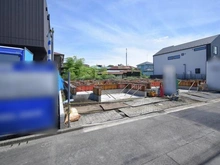 【神奈川県/相模原市南区上鶴間】南区上鶴間8丁目　新築戸建て1号棟（全3棟） 建築中の外観：1号棟：写真中央（全3棟）