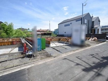 【神奈川県/相模原市南区上鶴間】南区上鶴間8丁目　新築戸建て2号棟（全3棟） 建築中の外観：2号棟：写真中央（全3棟）
