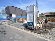 【神奈川県/相模原市南区上鶴間】南区上鶴間8丁目　新築戸建て2号棟（全3棟） 建築中の外観：2号棟：写真中央（全3棟）