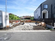 【神奈川県/相模原市南区上鶴間】南区上鶴間8丁目　新築戸建て3号棟（全3棟） 建築中の外観：3号棟：写真中央（全3棟）