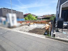 【神奈川県/相模原市南区上鶴間】南区上鶴間8丁目　新築戸建て3号棟（全3棟） 建築中の外観：3号棟：写真中央（全3棟）