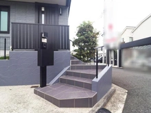 【神奈川県/横浜市都筑区茅ケ崎東】都筑区茅ヶ崎東二丁目　中古戸建 アプローチ