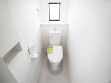 【神奈川県/相模原市中央区淵野辺本町】中央区淵野辺本町3丁目新築戸建て2号棟（全5棟） トイレ：2階