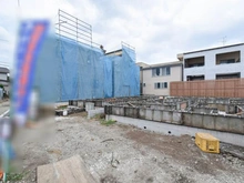 【神奈川県/相模原市中央区淵野辺本町】 中央区淵野辺本町3丁目新築戸建て3号棟（全5棟） 建築中の外観：左側：3号棟（全5棟）