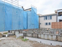 【神奈川県/相模原市中央区淵野辺本町】 中央区淵野辺本町3丁目新築戸建て3号棟（全5棟） 建築中の外観：左側3号棟（全5棟）